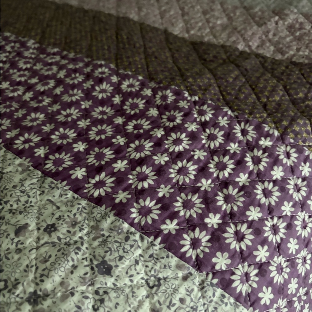 Lavender and Gray Floral Quilt - Picture 2 of 5